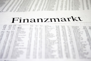 Zeitungen mit Börsenkursen im Fokus die Überschrift Finanzmark