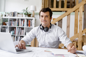 Obraz premium Young businessman in office