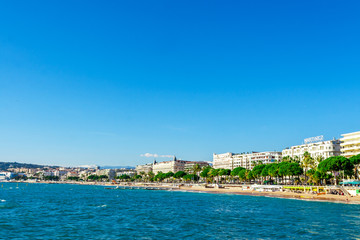 Fototapeta premium Panoramiczny widok, promenada Croisette, Croisette i Port Le Vieux w Cannes, Francja Riwiera Francuska