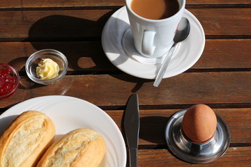 Fr&uuml;hst&uuml;ck mit Ei und Kaffee