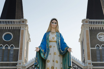 Fototapeta premium Saint Mary Statue of The Cathedral of The Immaculate Conception Chanthaburi, Thailand.