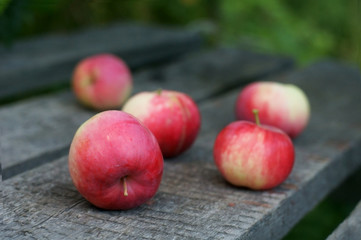 red apples