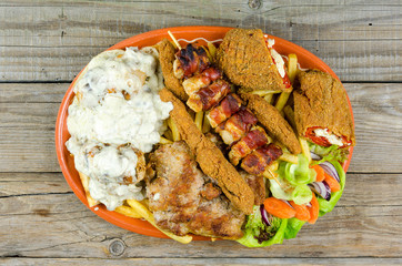 Large amount of miscellaneous Mixed fried meat with vegetables