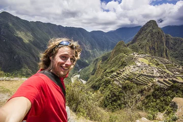 Tuinposter Machu Picchu zelfportret van lachende man in de buurt van machu-picchu in peru