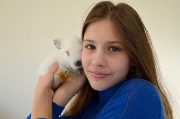 Девушка с кроликом на белом фоне