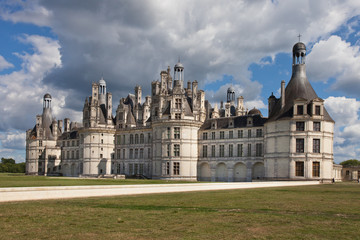 Fototapeta na wymiar Castle in France under beautiful clouds