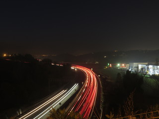 scie luminose in autostrada