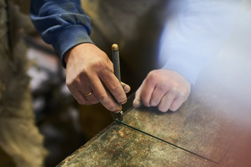 Hands a glass cutter special glass cutter