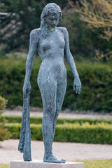 Fototapeta na wymiar Bronzestatue „Eurydike“ Rostock Warnemünde Kurhausgarten