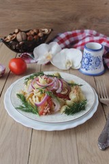 pasta with tuna,tomatoes and red onions