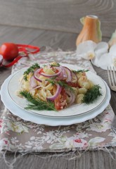 pasta with tuna,tomatoes and red onions