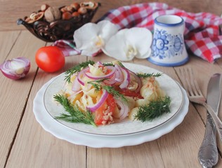 pasta with tuna,tomatoes and red onions