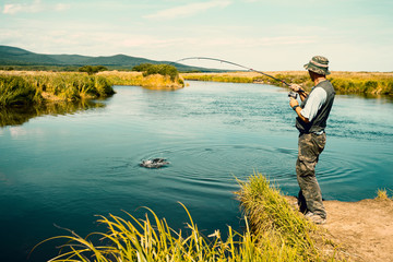 L& 39 homme d& 39 âge moyen pêche le saumon rose de la rivière