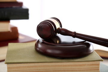 Obraz premium Gavel with books on light blurred background
