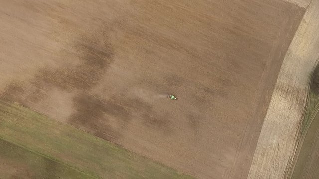Luftaufnahme von Trecker mit Bauer bei Landwirtschaft