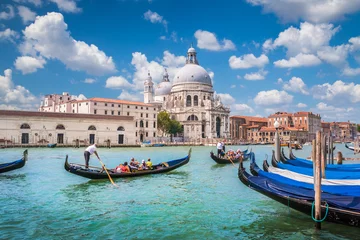  Gondels op het Canal Grande met de basiliek van Santa Maria della Salute, Venetië, Italië © JFL Photography