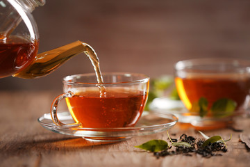 Théière versant du thé dans une tasse