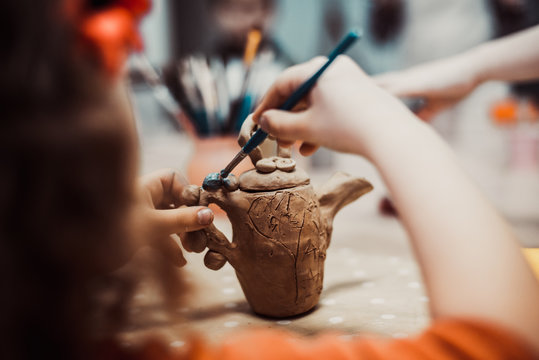 children's hands sculpts clay