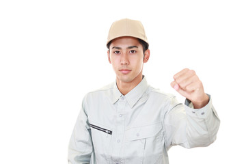 ガッツポーズの作業員