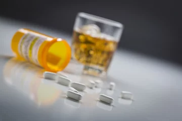 Plexiglas foto achterwand Geneesmiddelen op recept gemorst uit gevallen fles in de buurt van glas Alco © Andy Dean