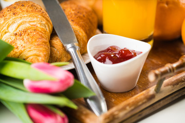 Tablett mit Frühstück
