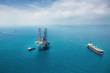 Offshore oil rig drilling platform in the gulf © namning