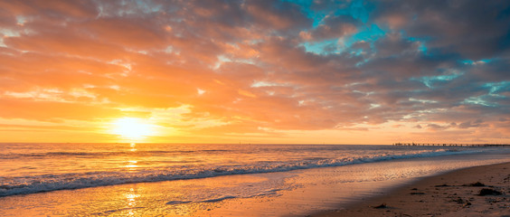 Fototapeta premium Piękny zachód słońca na plaży