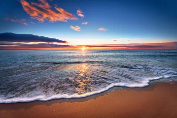 Papier Peint photo autocollant Côte Coucher de soleil. Beau coucher de soleil sur la mer noire. Coucher de soleil sur la mer d& 39 or.