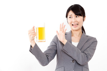 ビールジョッキを持つ女性　苦手