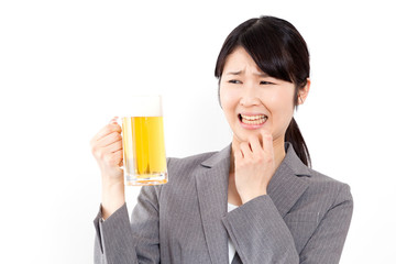 ビールジョッキを持つ女性　苦手