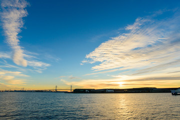 Naklejka premium 朝日の中の吊り橋