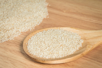 scoop of  sesame in front of a blurry pile of  sesame.Selective