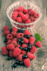  fresh berries in a glass bowl