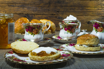 scones/ petit pain britannique/cake d'origine écossaise avec confiture d'orange.