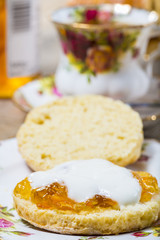 scones/ petit pain britannique/cake d'origine écossaise avec confiture d'orange.