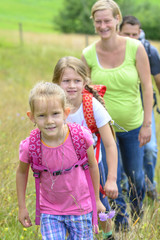 junge Familie beim Wandern