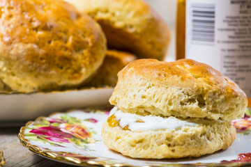 scones/ petit pain britannique/cake d'origine écossaise avec confiture d'orange.