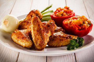 Grilled chicken wings and vegetables 