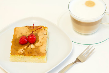 Манник с изюмом, коктейльной вишней и капучино