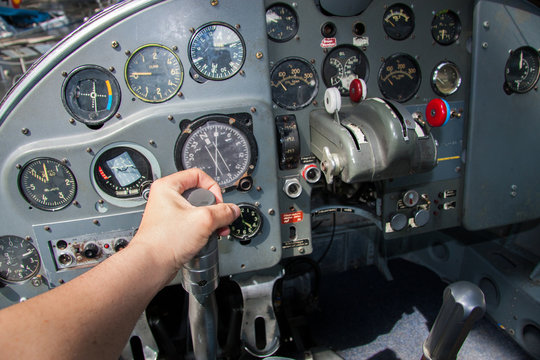 Pilot an Knüppel im Cockpit