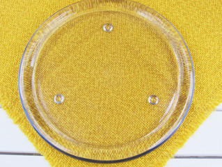 Glasteller auf dem Holztisch