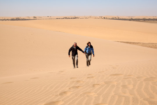 Coppia uomo e donna  nel deserto