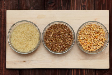 рис гречка горох лежат на доске