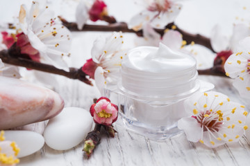 Obraz na płótnie Canvas Facial cream with beauty cherry blossoms 