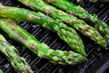 Frischer Spargel auf einer Grillpfanne