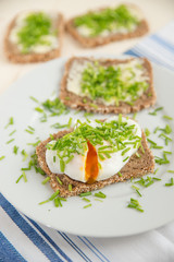 Vollkornbrot mit pochiertem Ei und Schnittlauch