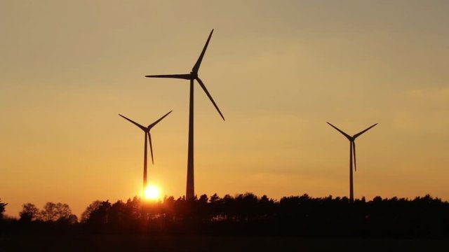 Drehende Windr&auml;der im Sonnenuntergang, im Bioenergiepark der Kilmakommune Saerbeck