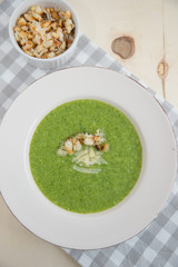 Grüne Frühlingssuppe