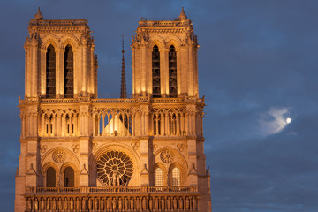 Fototapeta na wymiar Full moon by Notre Dame de Paris facade, Paris