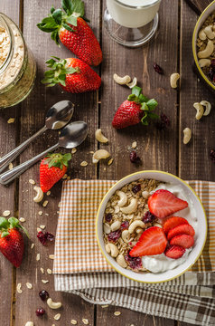 Oatmeal with yogurt, fresh strawberrie and nuts